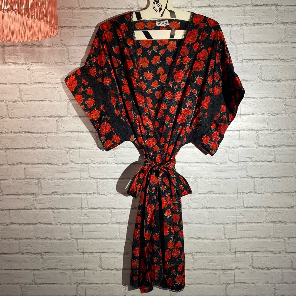 🎈SOLD 💔Vintage Robe LA II Rose Metallic Roses Beautiful Silk Robe Lace Detail